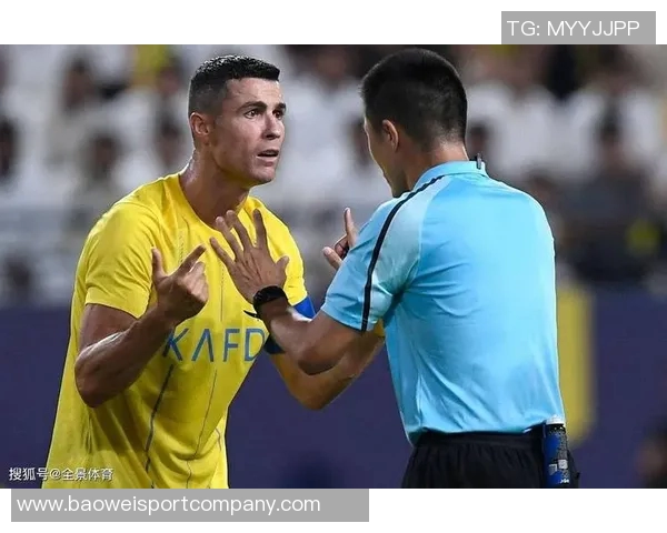 多特球员与教练对漏判点球提出质疑主裁回应拉扯轻微且无效 多特球员与教练对漏判点球提出质疑主裁回应拉扯轻微且无效