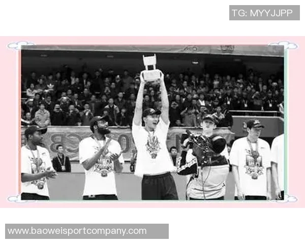 七年前的今天广东男篮球星易建联成功突破CBA万分大关庆祝辉煌成就 七年前的今天广东男篮球星易建联成功突破CBA万分大关庆祝辉煌成就