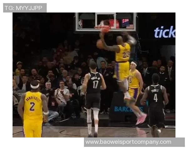 里夫斯赛后第一时间告知詹姆斯我曾为他们父子送出空接精彩瞬间